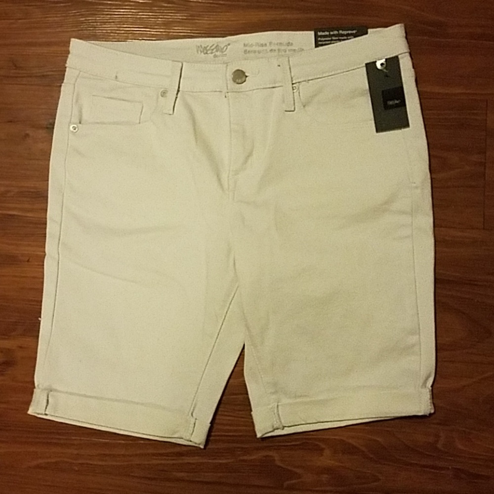 🧚NWT White Bermuda Shorts